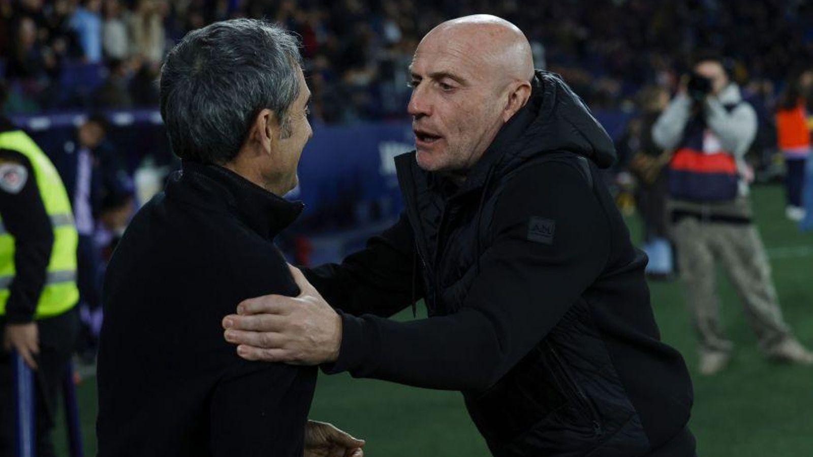 Calero saluda Valverde en el partit d'ahir al Ciutat