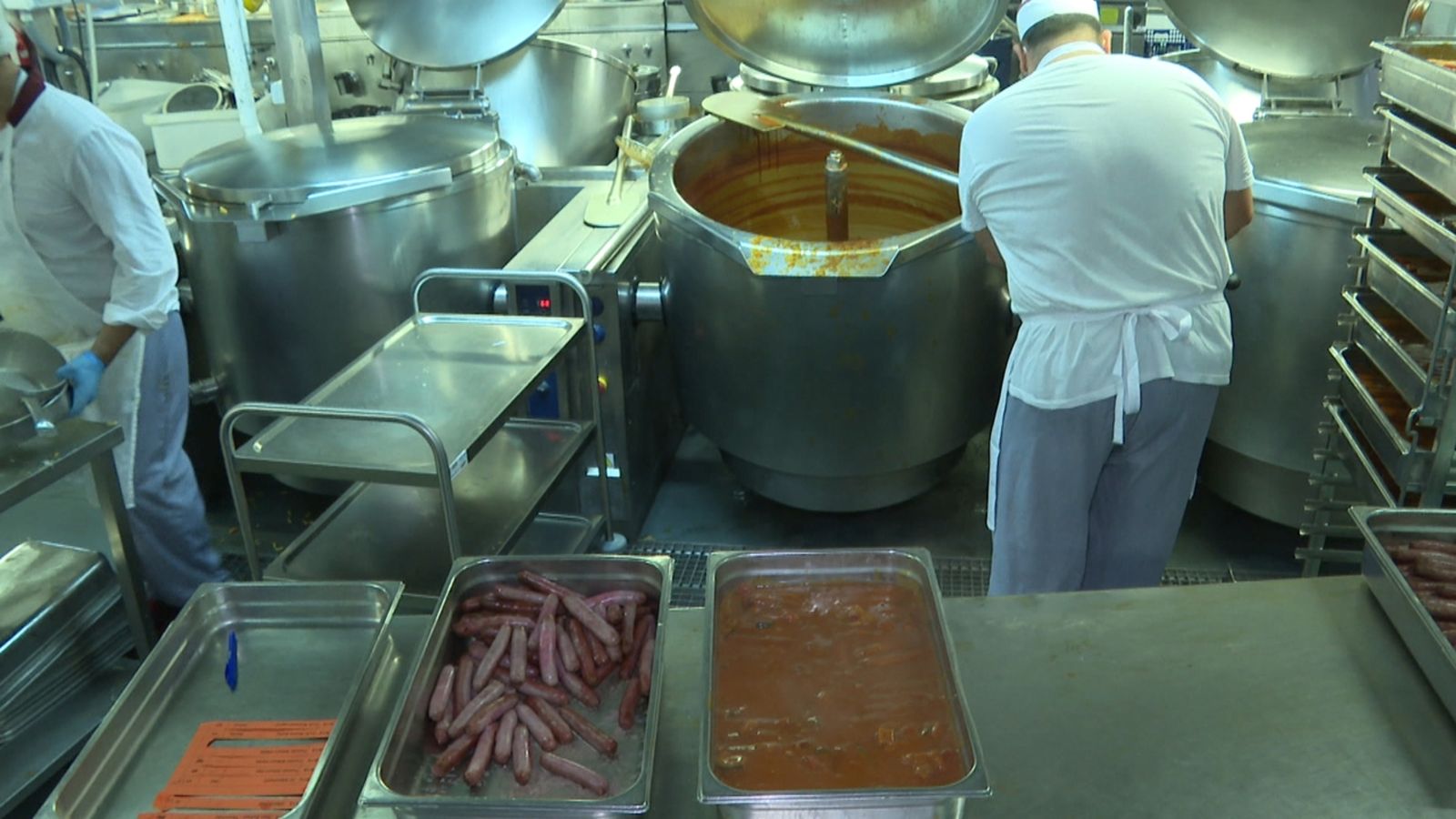 Un menjador escolar prepara diversos menús