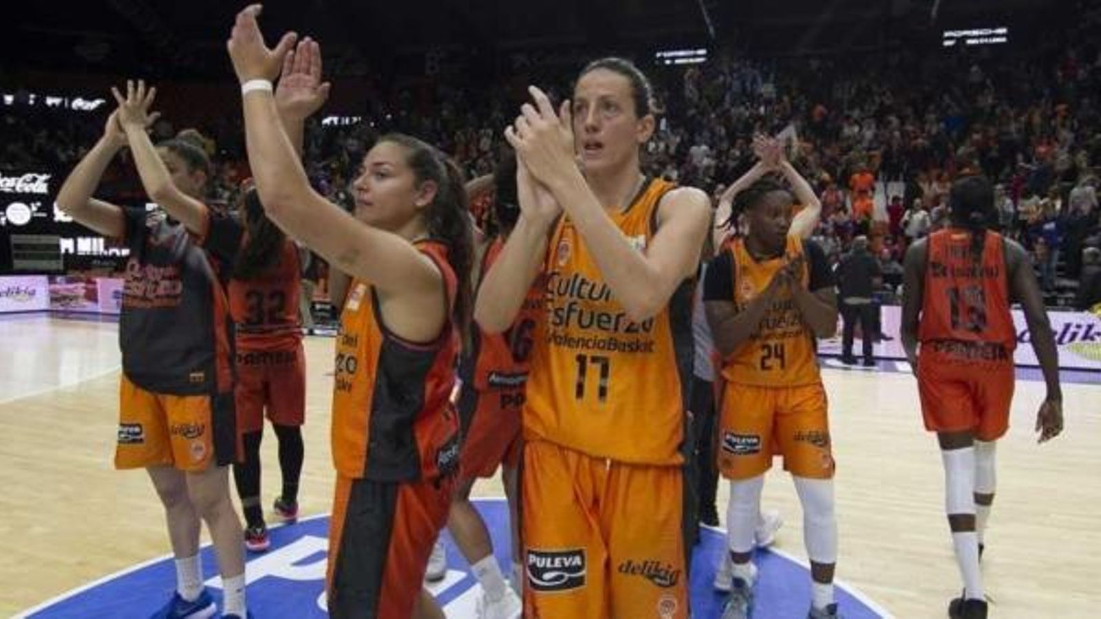 Les jugadores del València Basket agraïxen el suport de la Fonteta.