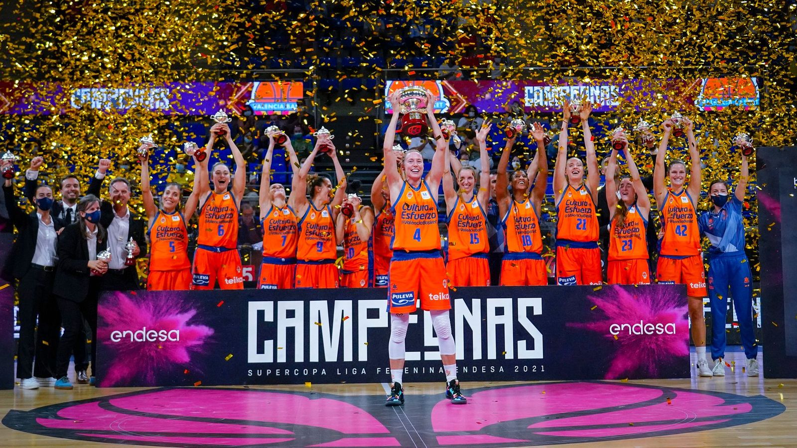 Anna Gómez alça el trofeu de campiones