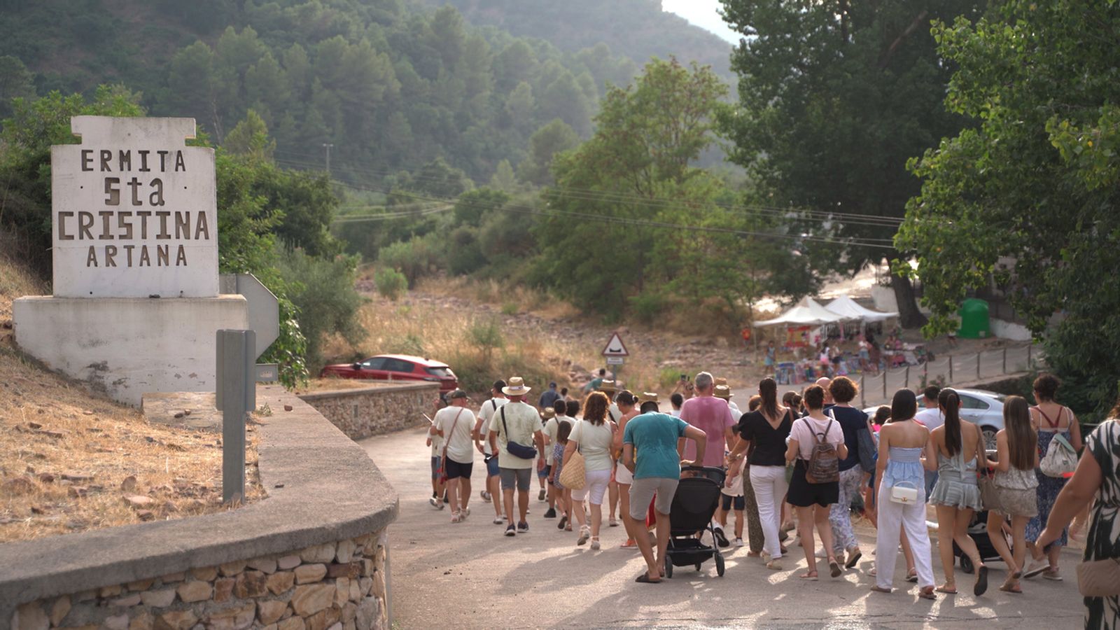 Artana ha celebrat ja la tradicional romeria fins a l'ermita de Santa Cristina, una zona que ara patix un dels incendis més destructius d'este estiu
