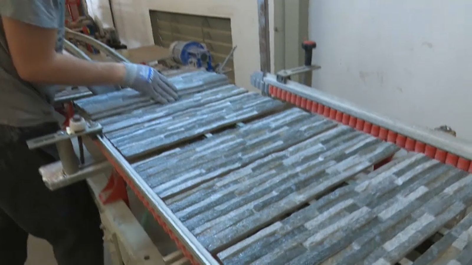 Un operari treballa amb un taulell