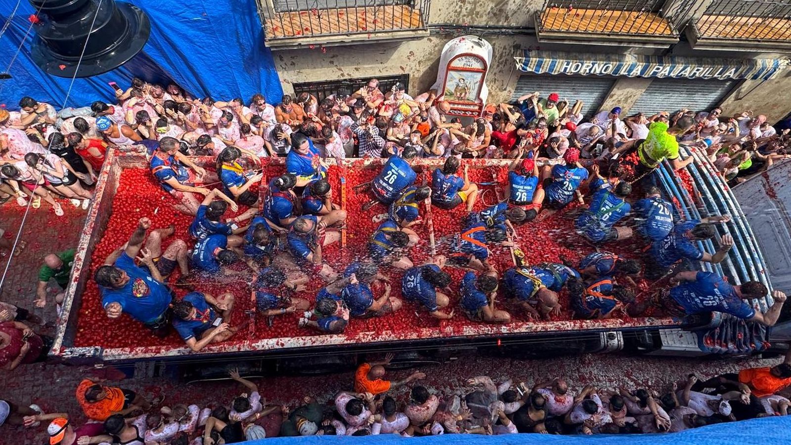 Guerra sense quarter de tomaques, en una de les imatges de la Tomatina 2026
