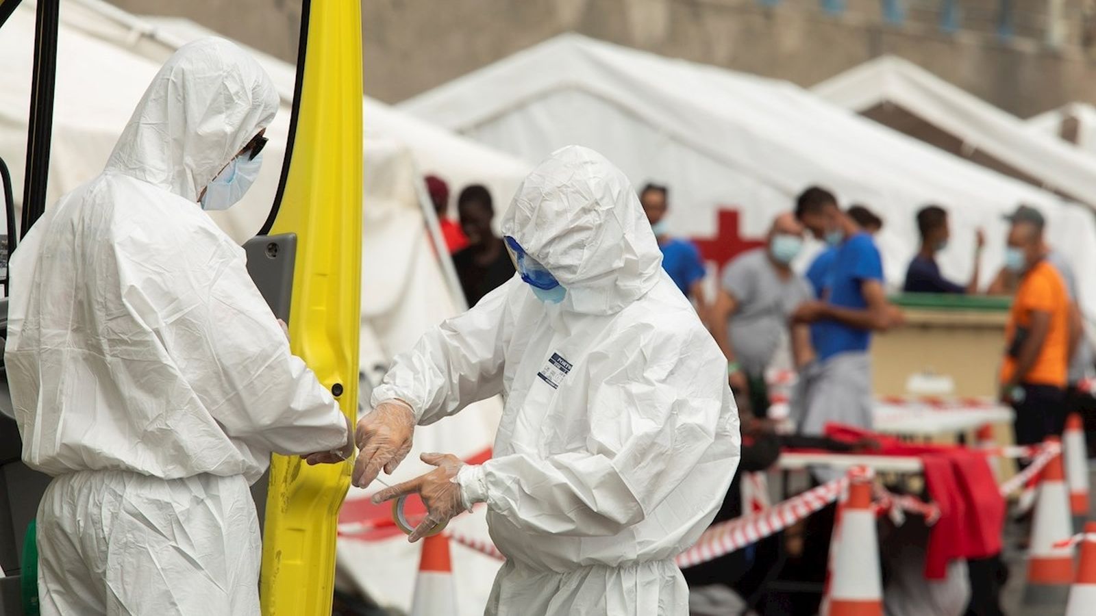 Sanitaris realitzant proves PCR