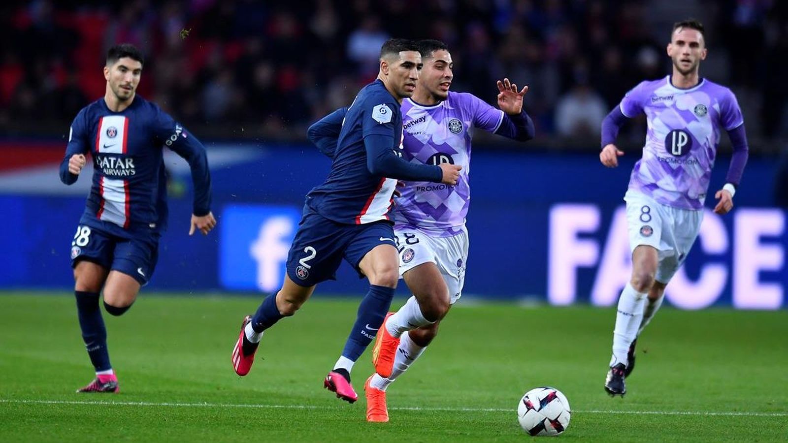 El defensa marroquí del París Saint-Germain Acharf Hakimi en un partit del PSG