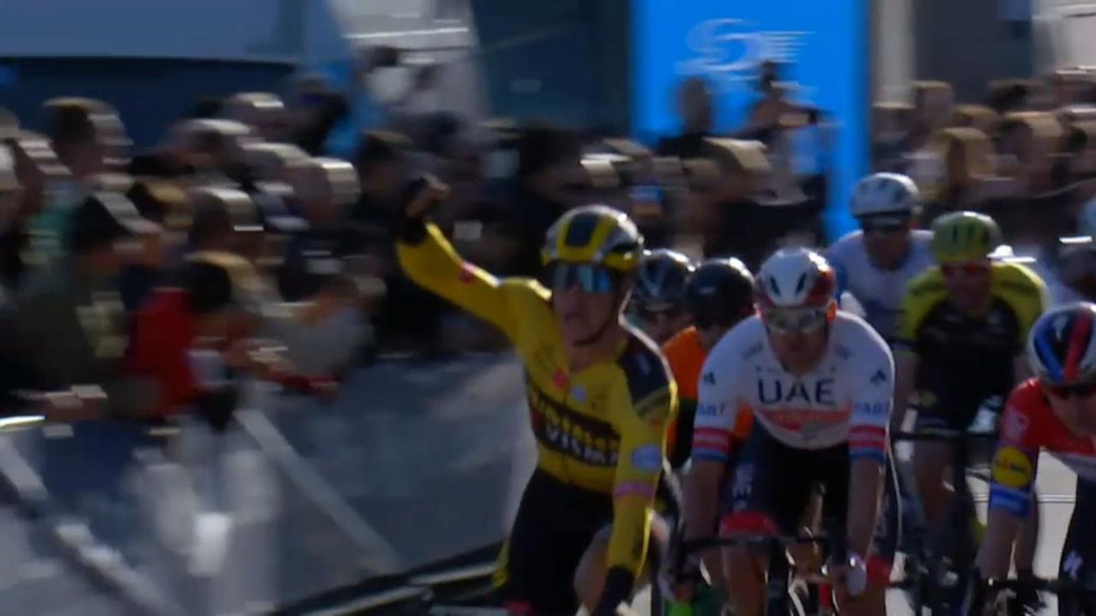 Foto de portada: Groenewegen, líder de la Volta a la Comunitat Valenciana després de guanyar la primera etapa en un esprint