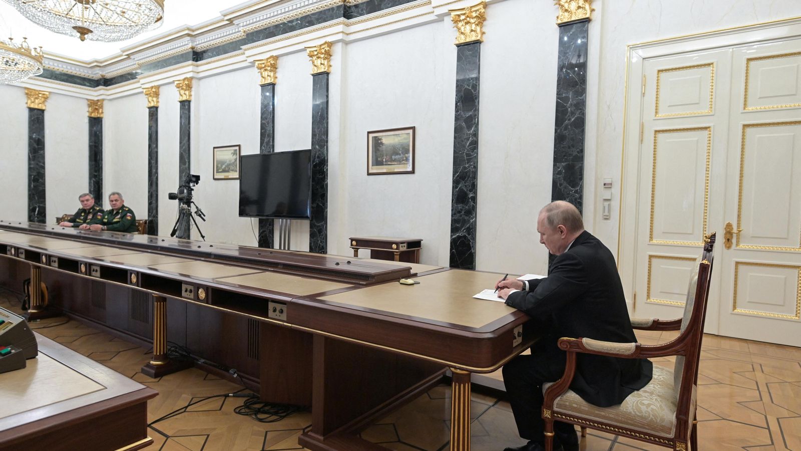 El president de Rússia, Vladímir Putin, en una reunió amb el ministre de Defensa i al cap de l'Estat Major