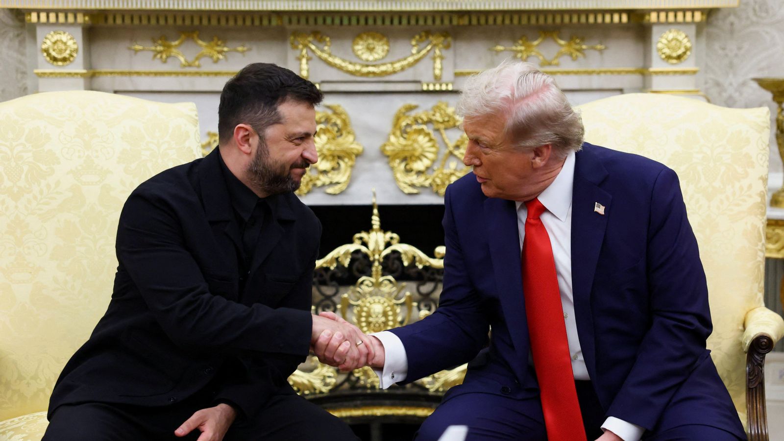 Volodímir Zelenski encaixa la mà amb Donald Trump durant la cimera d'este dilluns a la Casa Blanca