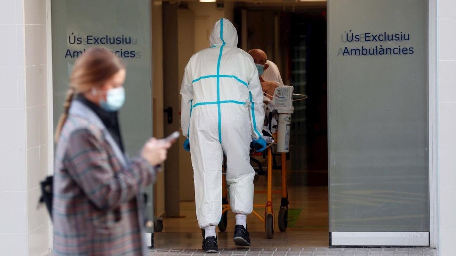 Un sanitari trasllada a un malalt en l'Hospital Clínic de València Un sanitari trasllada a un malalt en l'Hospital Clínic de València