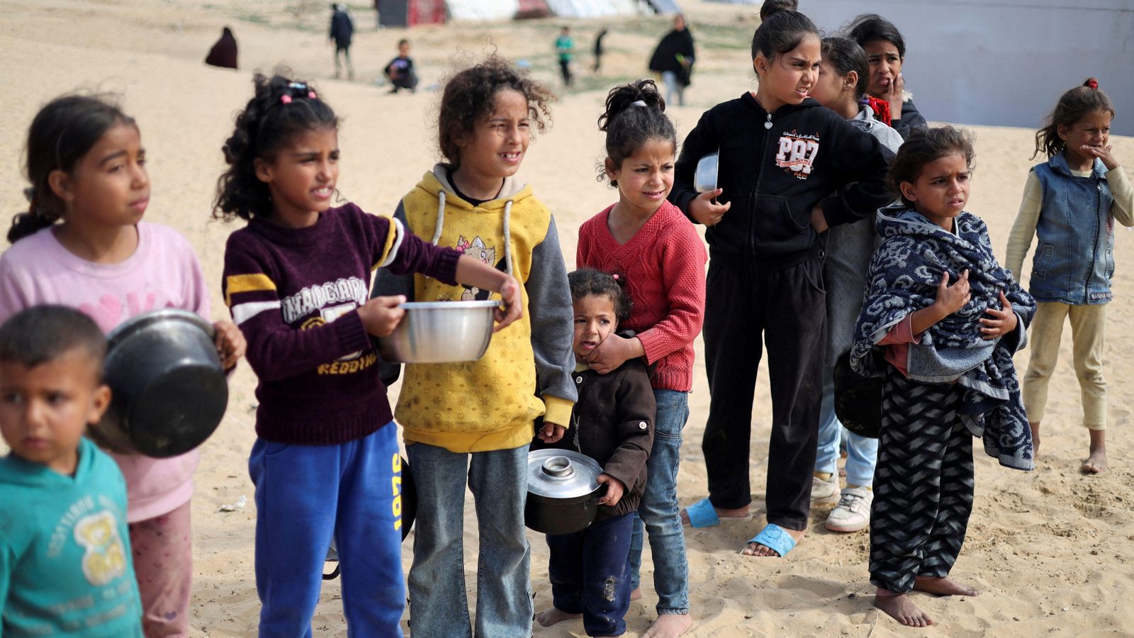 Xiquets i xiquetes palestines esperen a rebre menjar a la zona de Rafah Xiquets i xiquetes palestines esperen a rebre menjar en la zona de Rafah