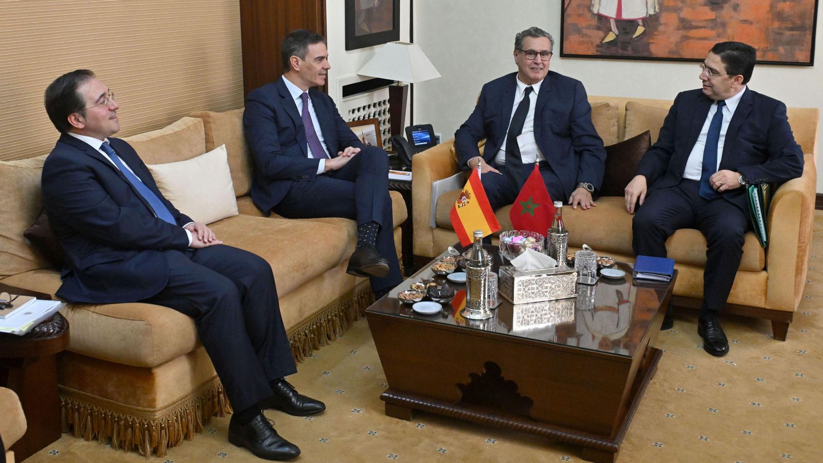 El president del govern espanyol i el president de l’executiu del Marroc, acompanyats de ministres dels respectius països, en un dels encontres que van mantindre a Rabat el 2024