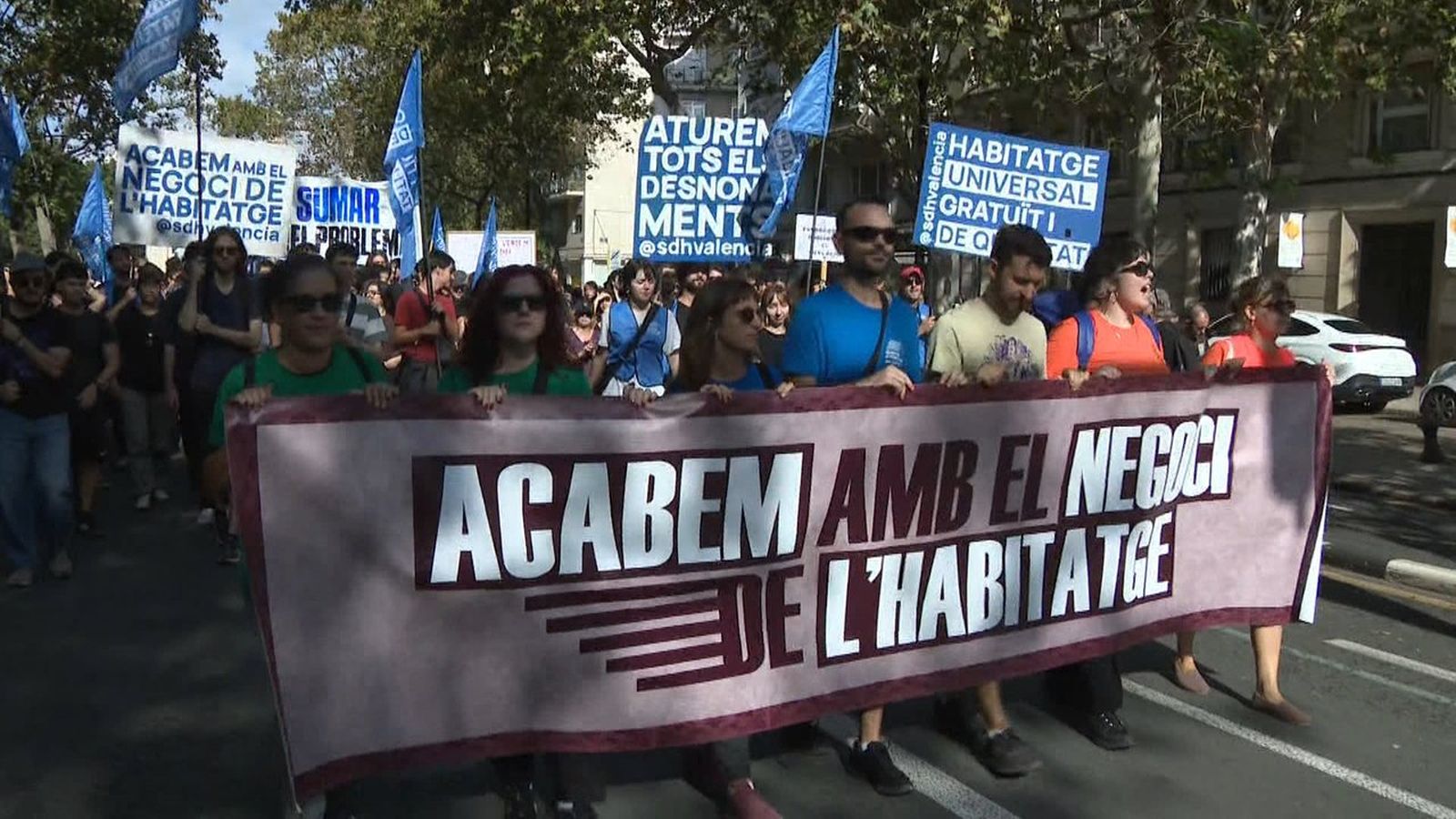 Imatge dels manifestants  amb la pancarta "Acabem amb el negoci de l'habitatge"