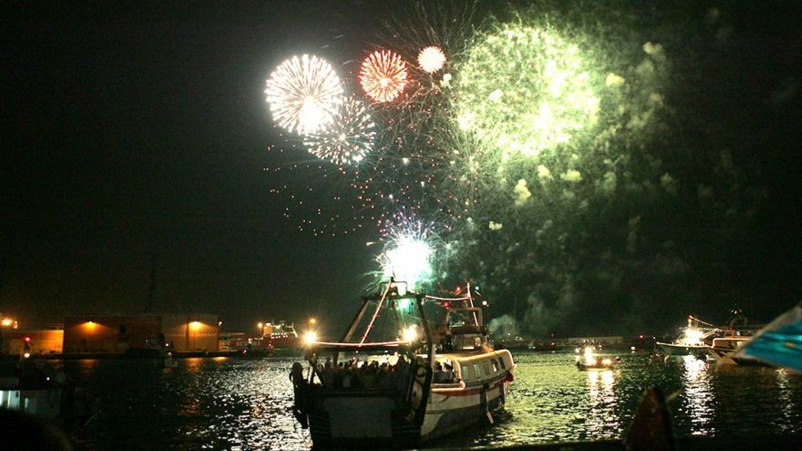 Imatge d'arxiu d'una pirotècnica durant les festes de Sant Pere al Grau de Castelló de la Plana