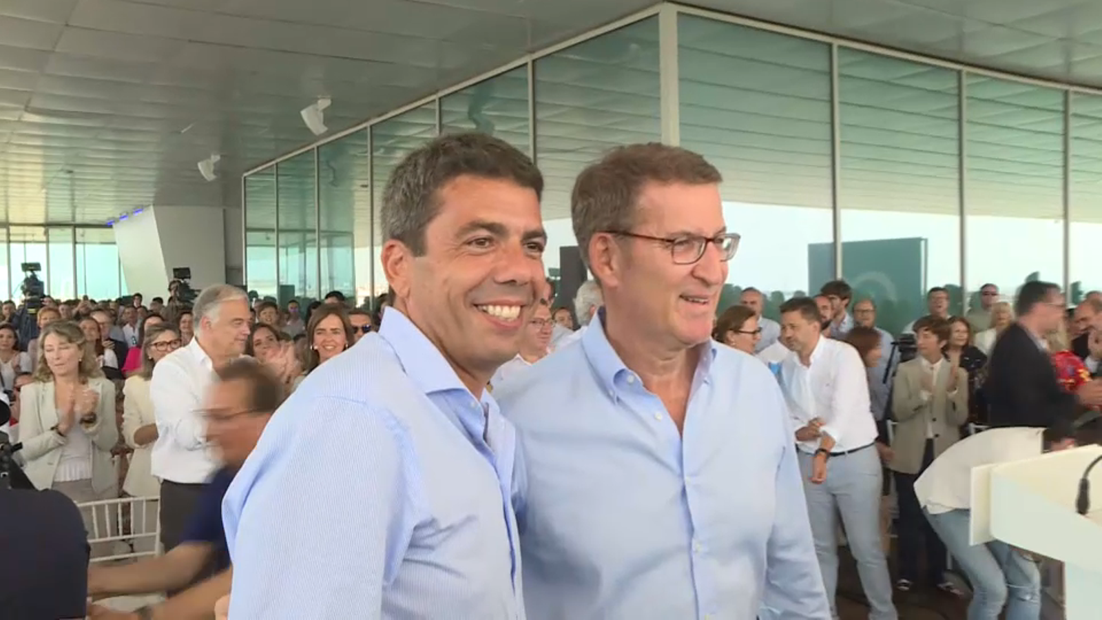 El líder del PPCV Carlos Mazon, acompanyat del president dels populars Núñez Feijóo El líder del PPCV Carlos Mazon, acompanyat del president dels populars Núñez Feijóo