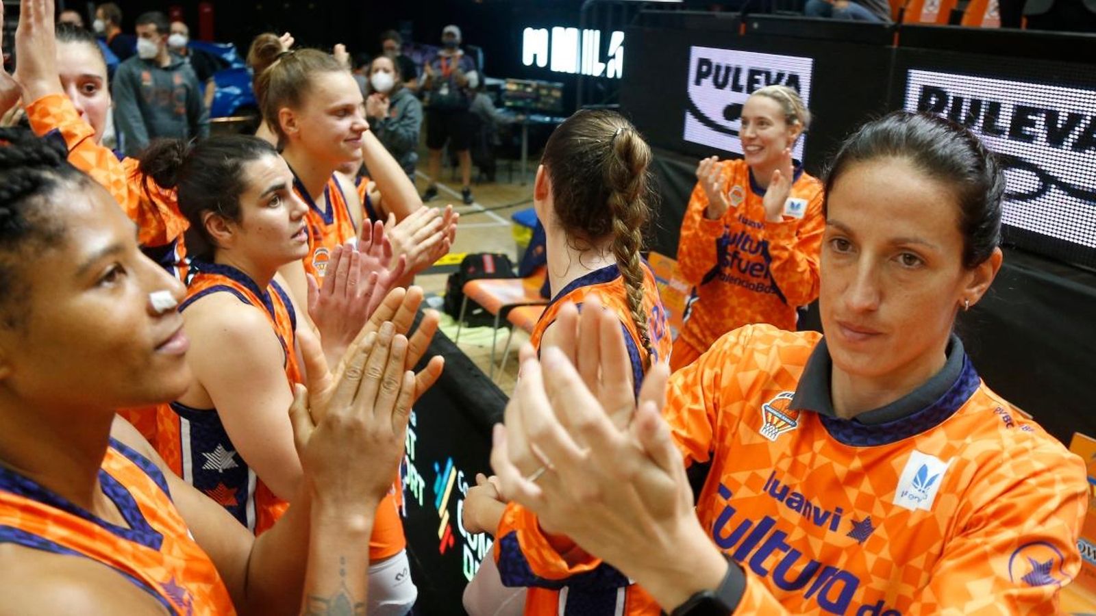 L'equip taronja celebra la sisena victòria consecutiva de la temporada