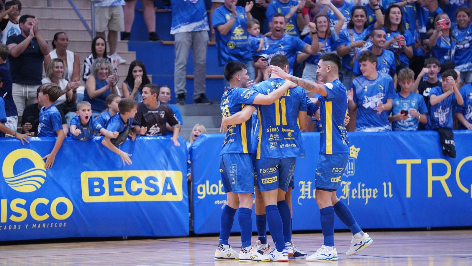 Els jugadors del Peníscola celebren un dels gols