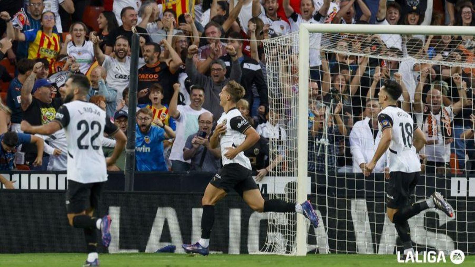 Els jugadors del València celebren el segon gol