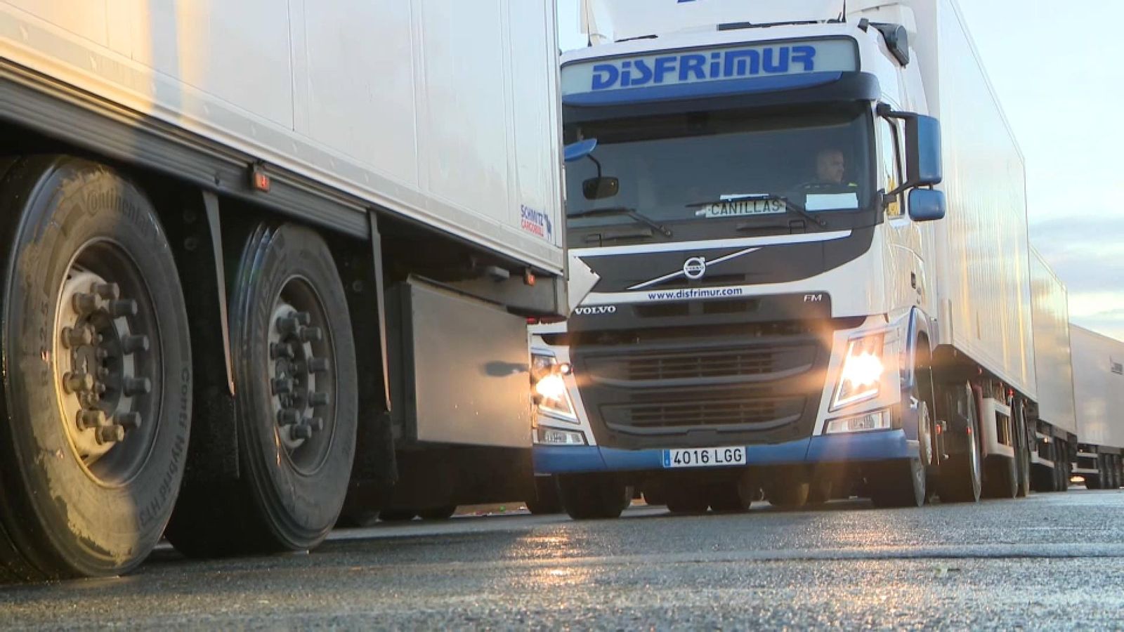 Camions fent cua a Sant Isidre aquest dilluns a primera hora del matí
