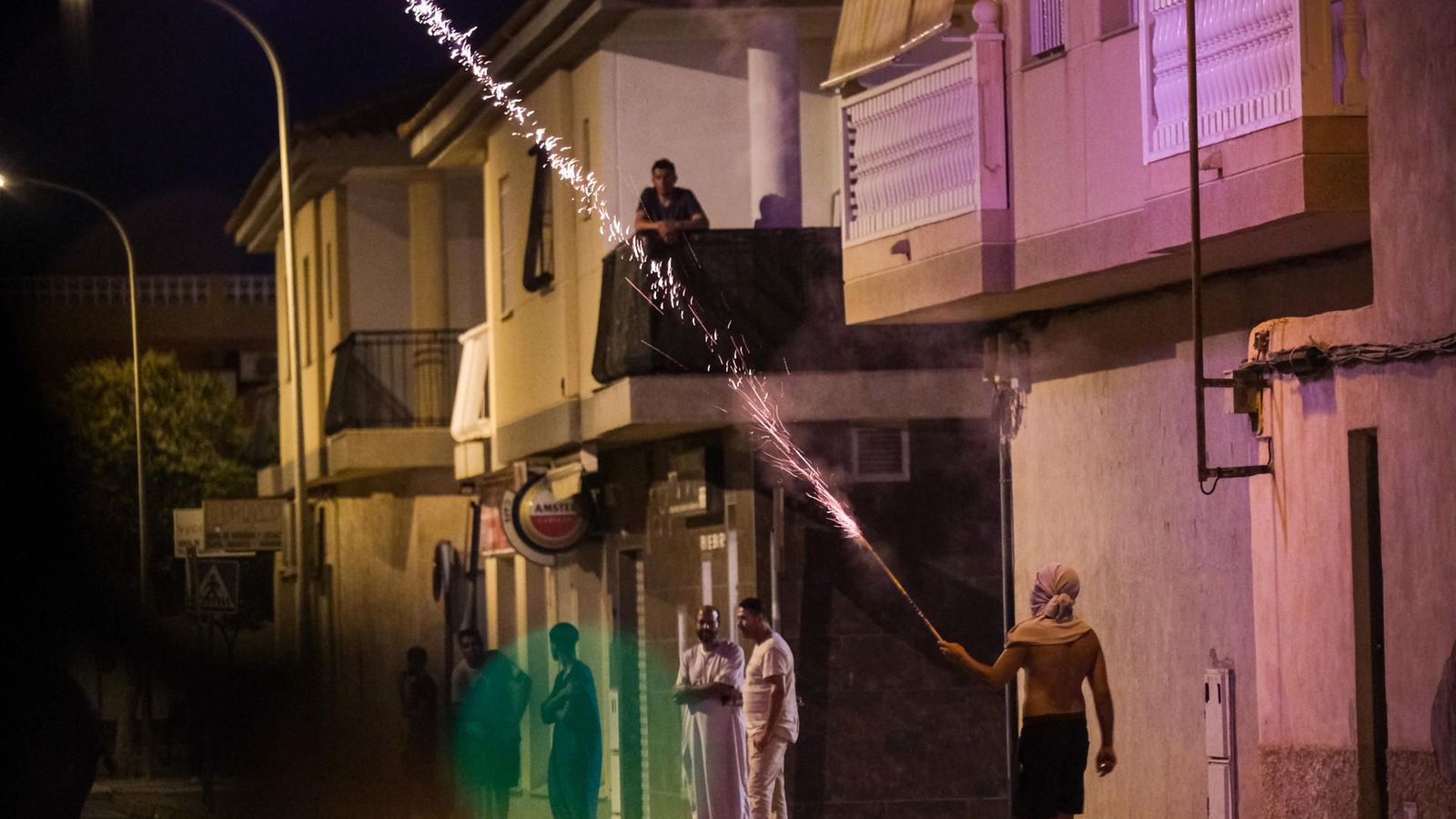 Un jove encén una bengala en el barri de Sant Antoni a Torre Pacheco, esta nit