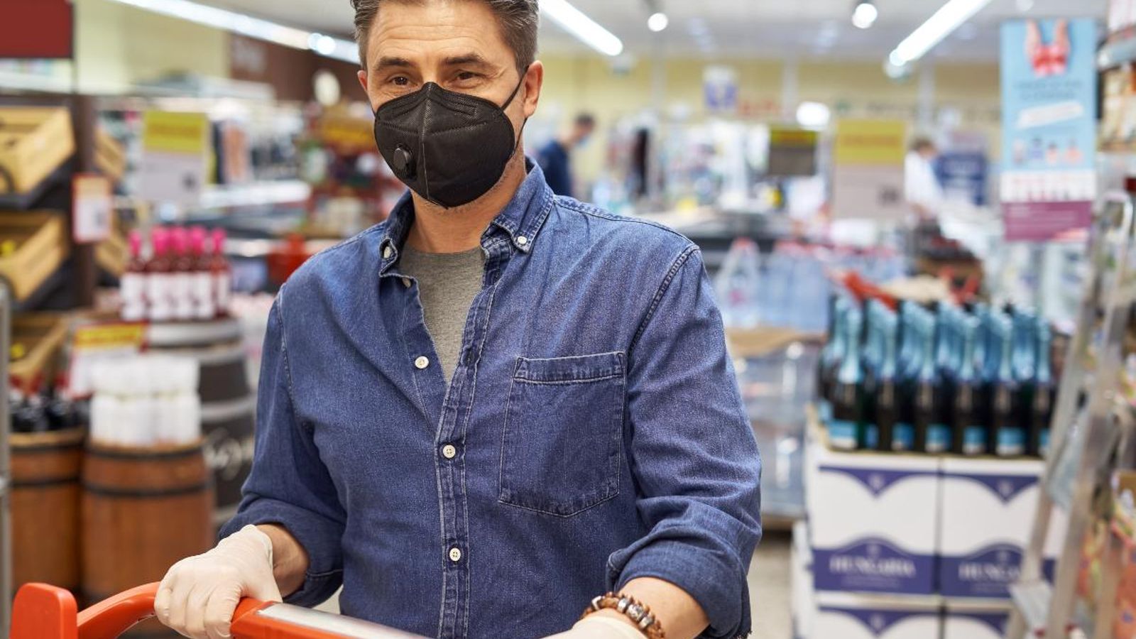 Un home en un supermercat amb mascareta