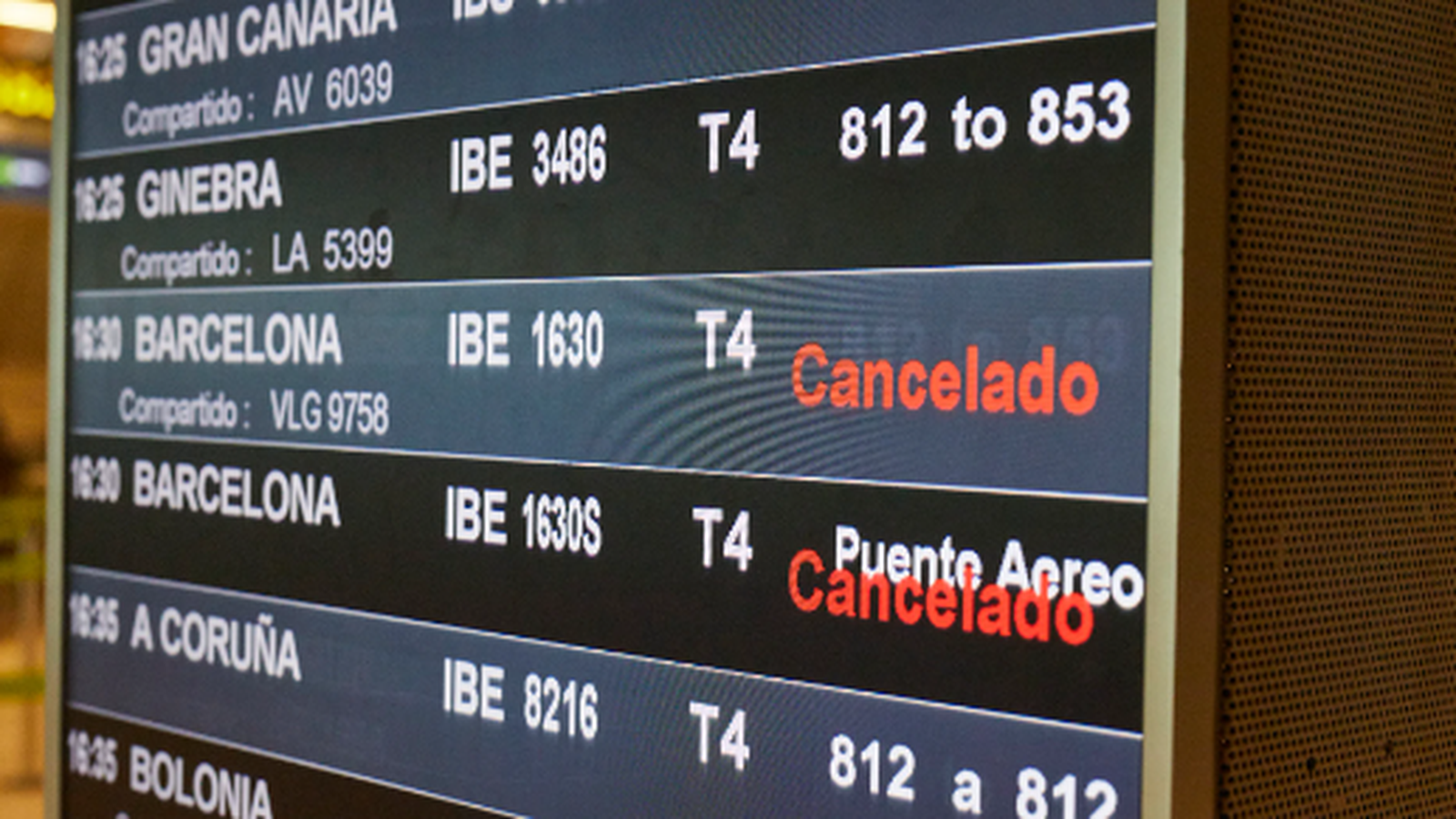 Panell amb vols cancel·lats