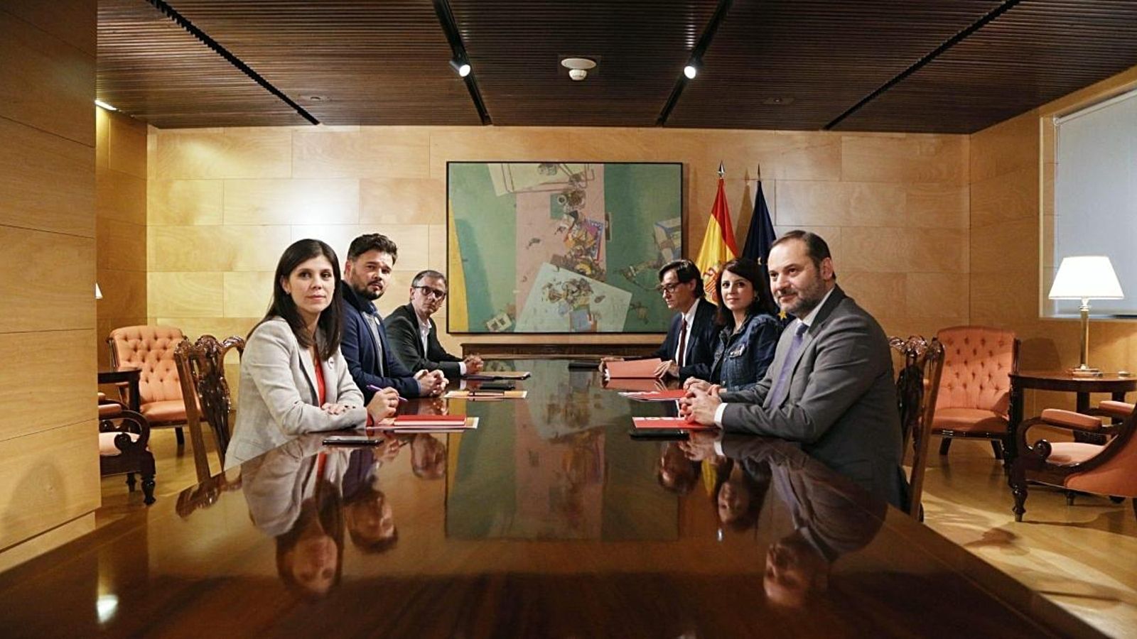 D'esquerra a dreta, els equips negociadors d'ERC i el PSOE