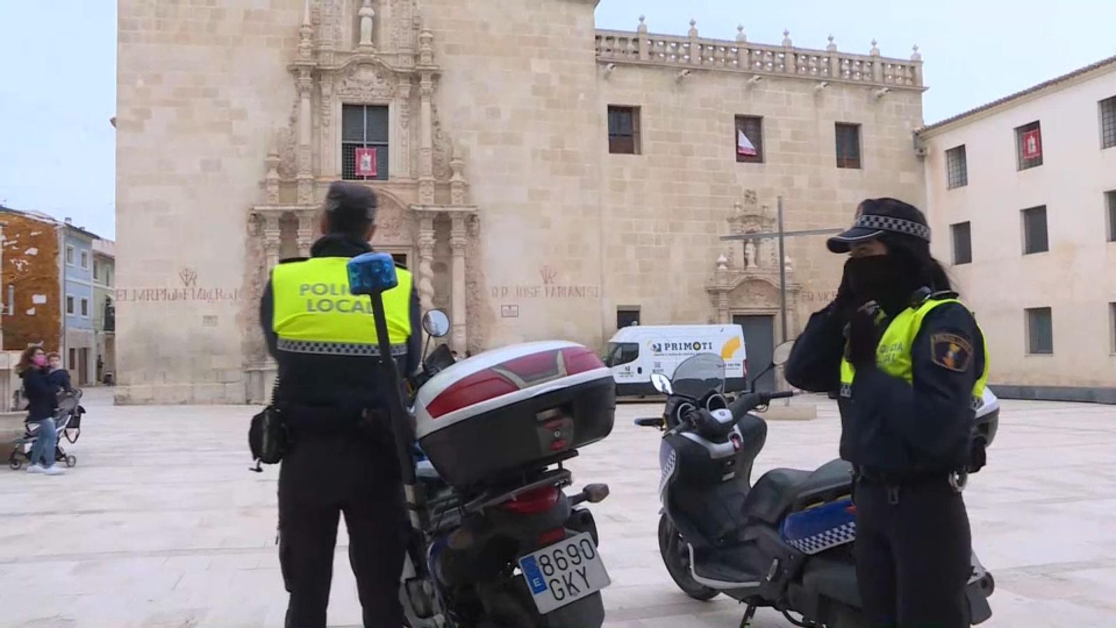 Dos agents de la policia local vigilen les immediacions del monestir
