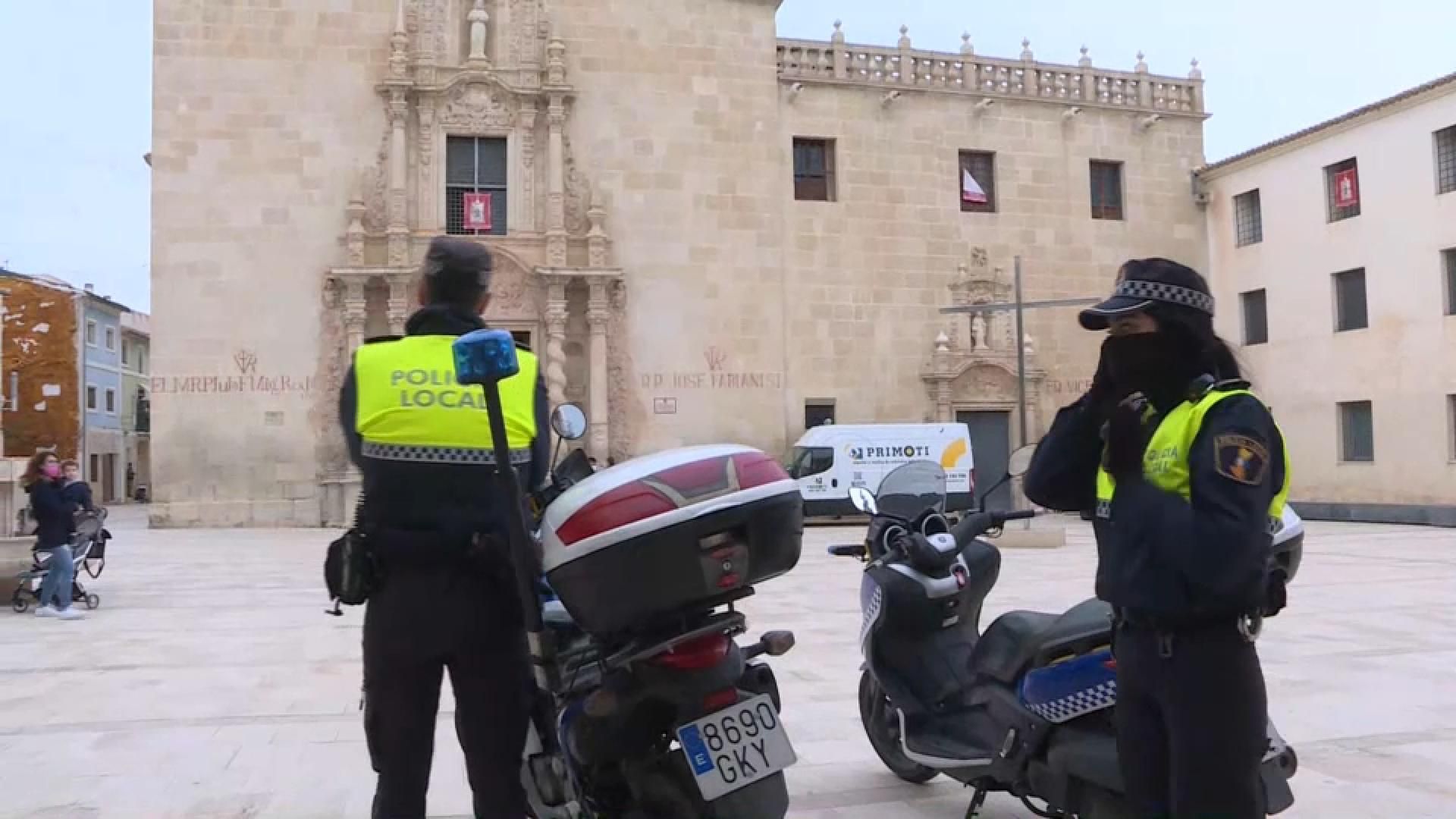 Dos agents de la Policia Local vigilen les immediacions del monestir Dos agents de la policia local vigilen les immediacions del monestir