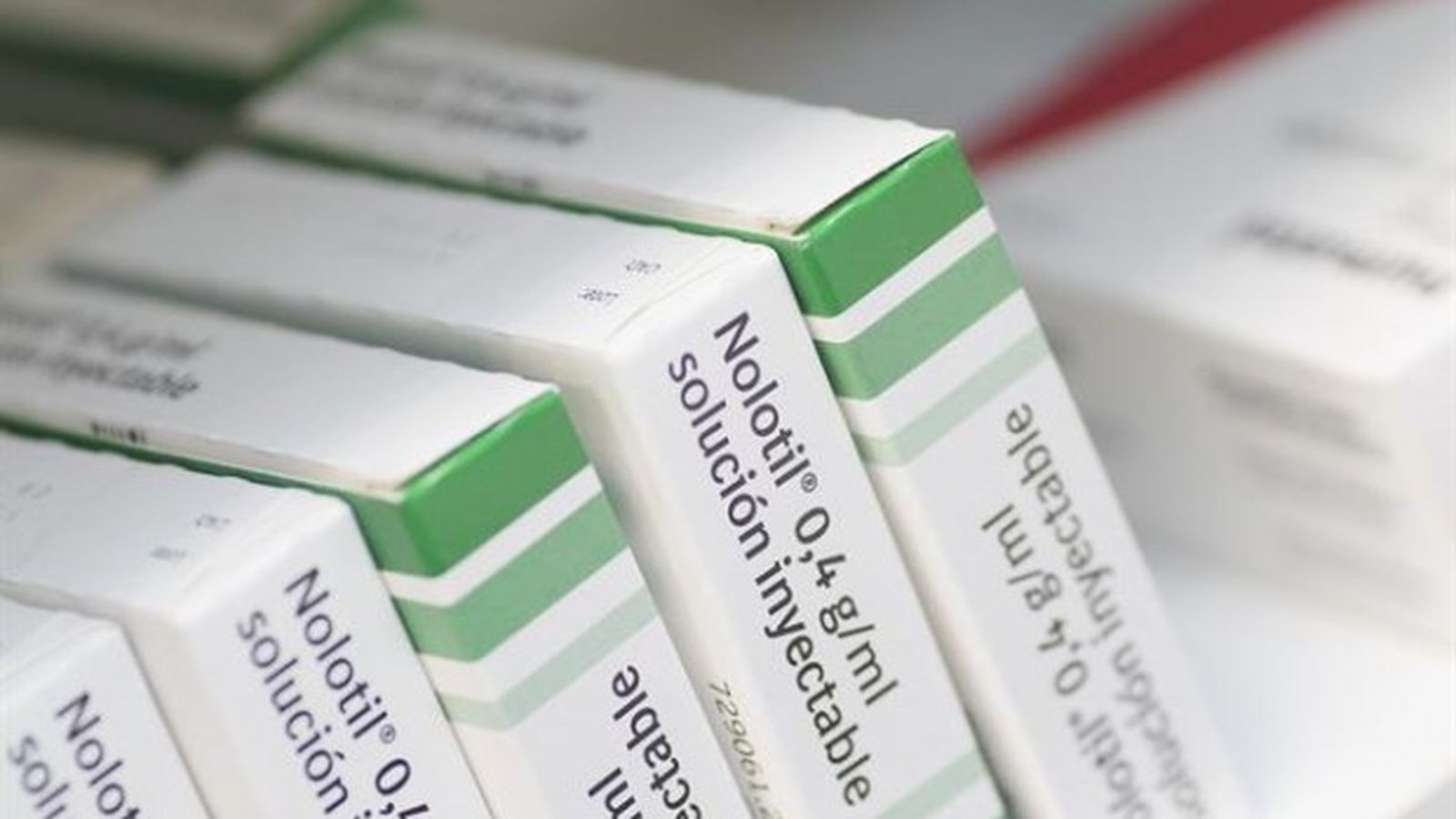 Algunes de les reaccions adverses són l'agranulocitosi,  un efecte detectat sobretot en persones majors