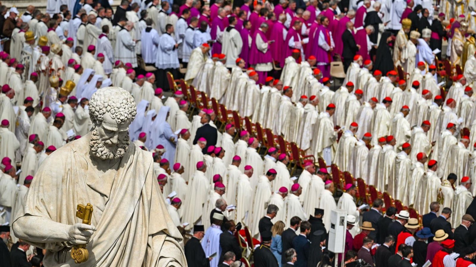 Els representants de l'Església copaven bona part de la plaça de Sant Pere