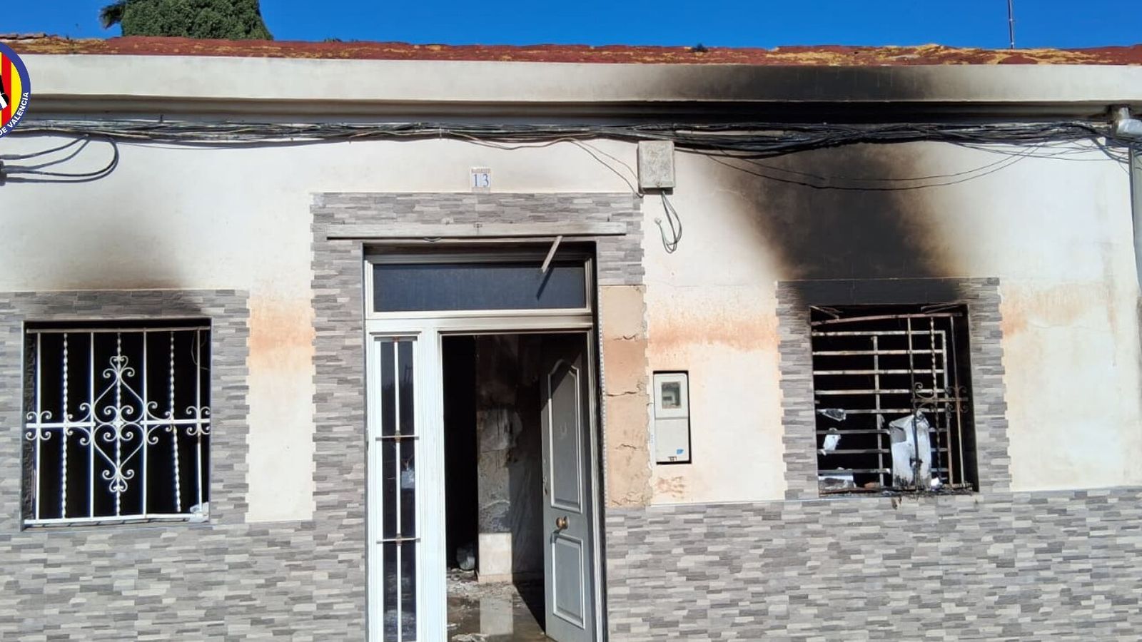 Els bombers rescaten un bebé durant l’extinció d’un incendi en una vivenda d’Algemesí