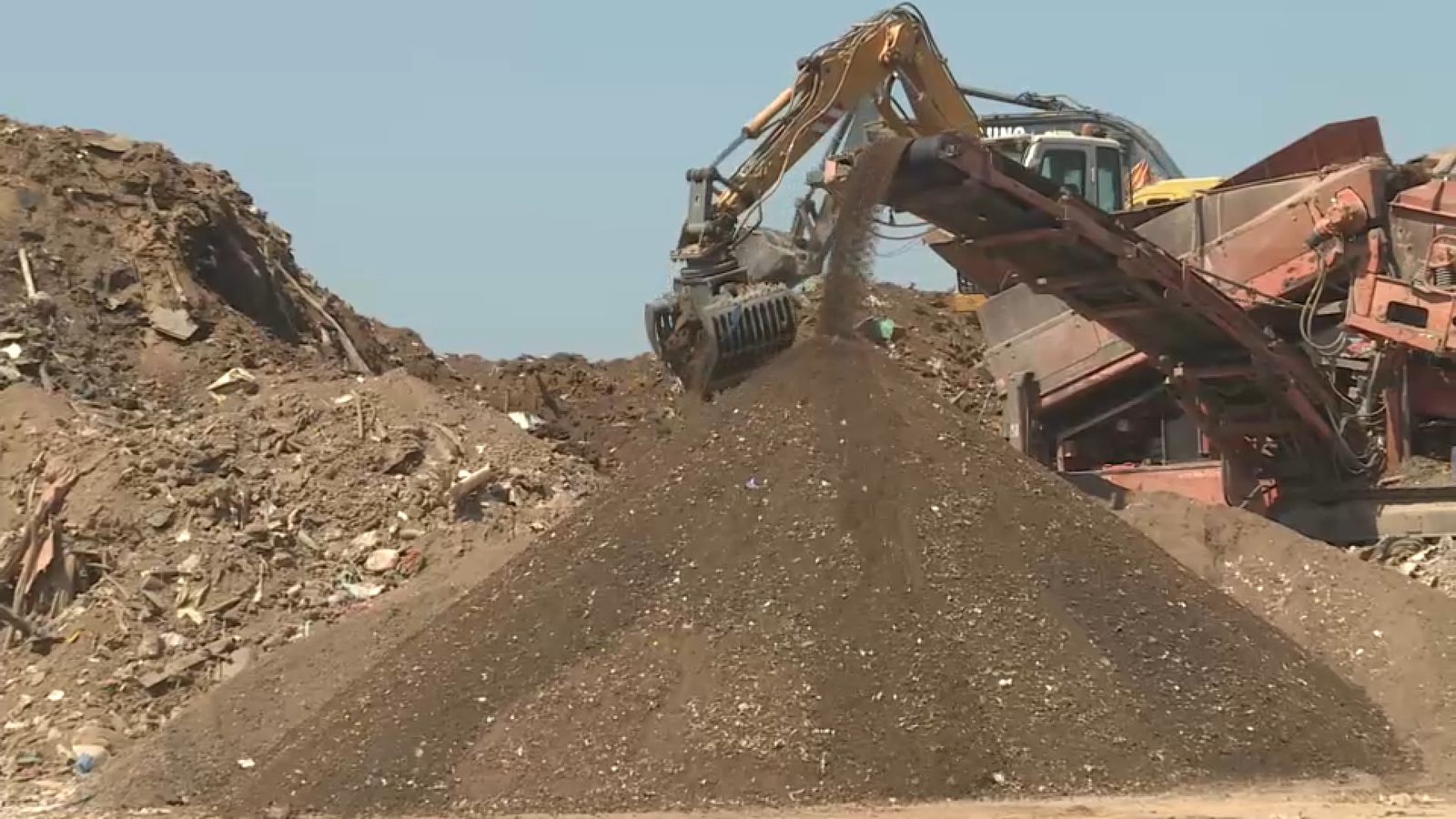 Les màquines treballen en la planta de Quart de Poblet - Manises que gestiona els residus de la dana