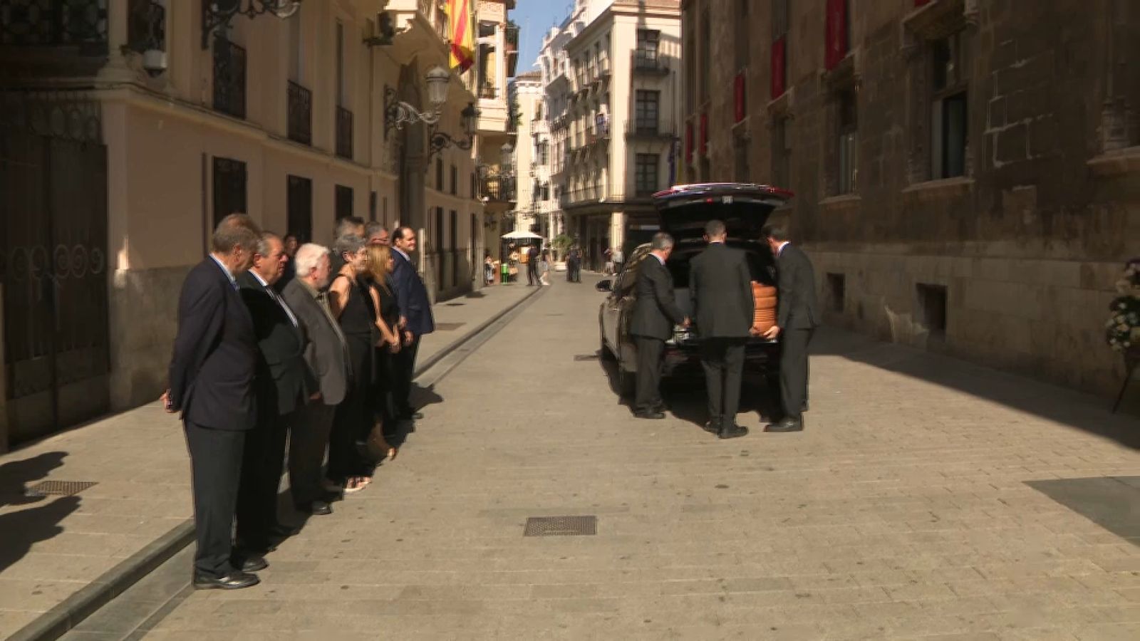 El fèretre de Santiago Grisolía arriba al Palau de la Generalitat, on ha sigut rebut per autoritats polítiques i integrants del Consell Valencià de Cultura