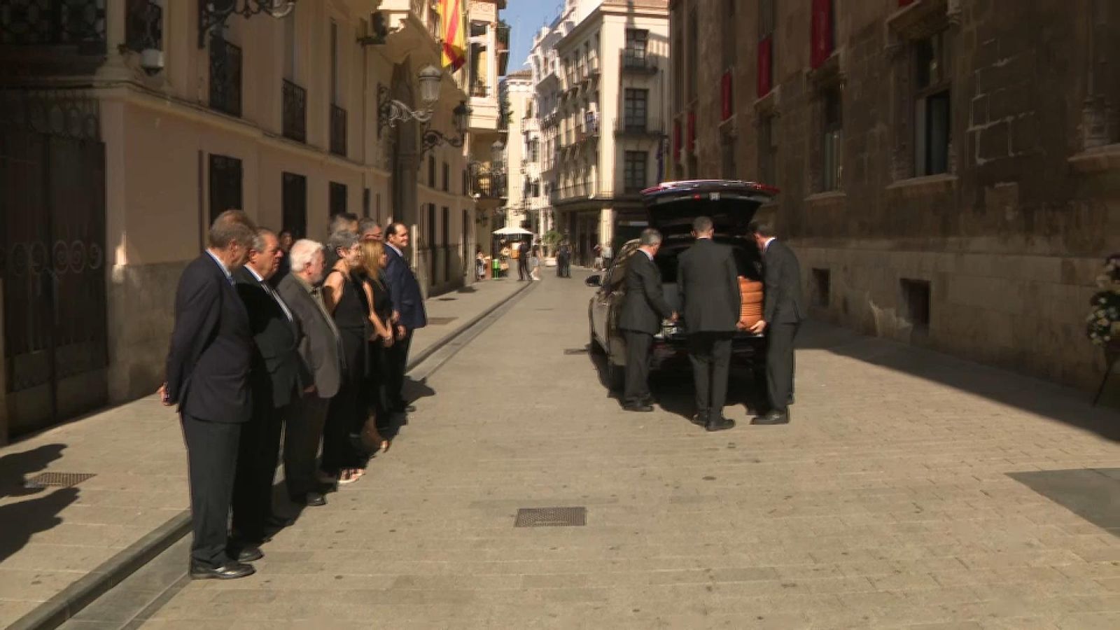 El fèretre de Santiago Grisolía arriba al Palau de la Generalitat, on ha sigut rebut per autoritats polítiques i integrants del Consell Valencià de Cultura El fèretre de Santiago Grisolía arriba al Palau de la Generalitat, on ha sigut rebut per autoritats polítiques i integrants del Consell Valencià de Cultura