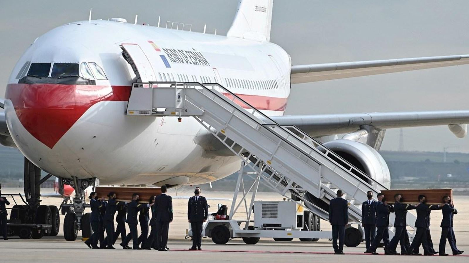 Militars de l'Exèrcit de l'Aire traslladen els fèretres a l'aeroport de Torrejon de Ardoz
