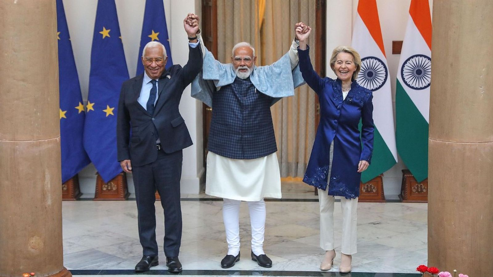 La presidenta de la CE, Ursula von der Leyen, el president del Consell Europeu, António Costa, i el ministre d’Exteriors de l’Índia, S. Jaishankar, celebren l'acord a l'Índia