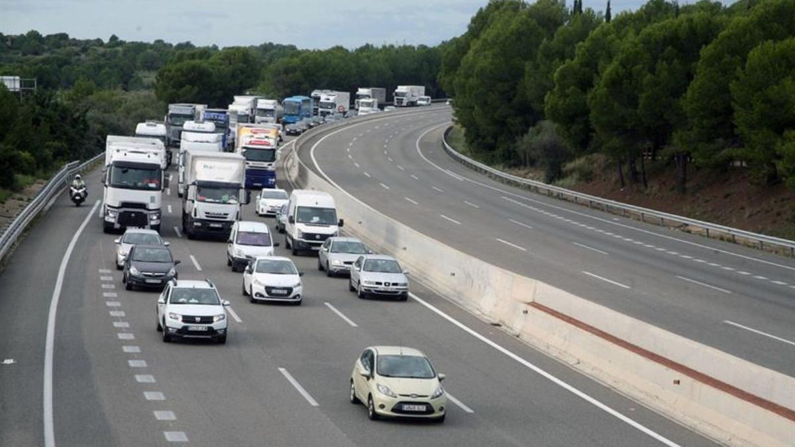 Vehicles al seu pas per l'AP-7