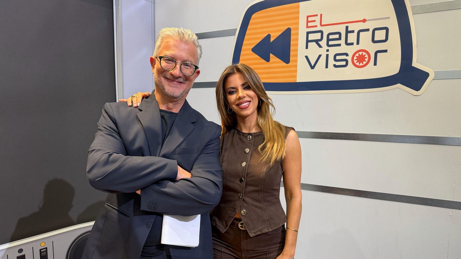 Els presentadors del programa, Josep Ramon Lluch i Anaïs Ordóñez, pregunten esta setmana si la societat valenciana ha evolucionat en qüestió de sexe en els últims 35 anys