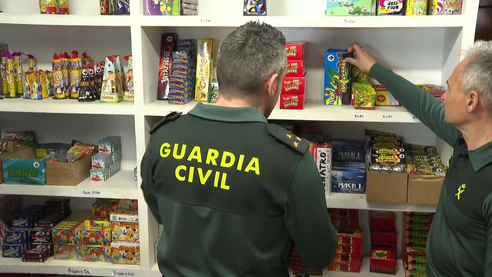 Guàrdia Civil inspeccionant una botiga de venda de petards