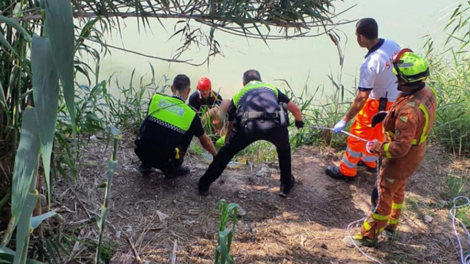 Els bombers trauen l'home del riu Xúquer a Sueca