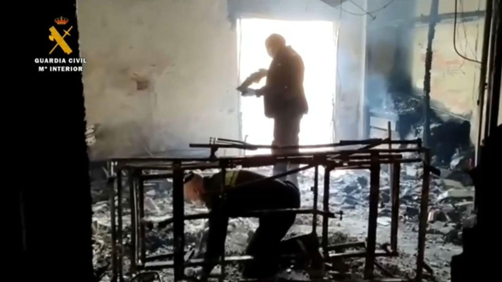 Agents de la Guàrdia Civil en una de les habitacions afectades per l'incendi de la residència de Montcada