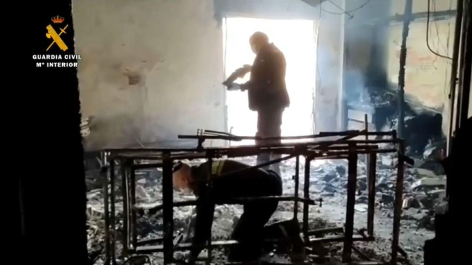 Agents de la Guàrdia Civil en una de les habitacions afectades per l'incendi de la residència de Montcada Agents de la Guàrdia Civil en una de les habitacions afectades per l'incendi de la residència de Montcada