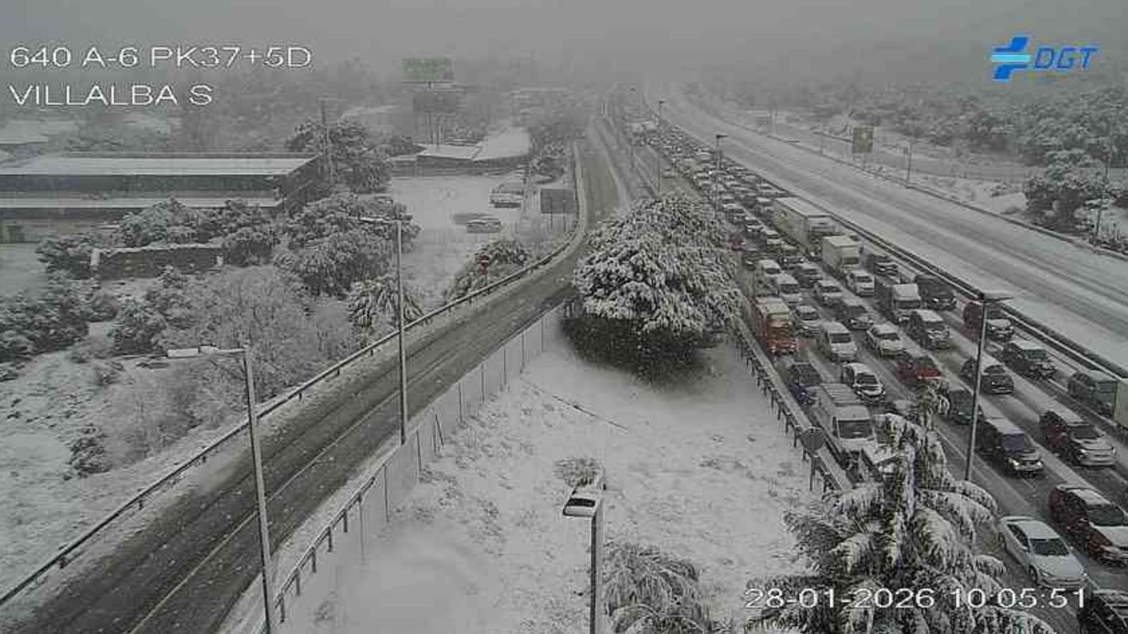 Embús de cotxes a l'A-6 a Villalba, Madrid, este dimecres