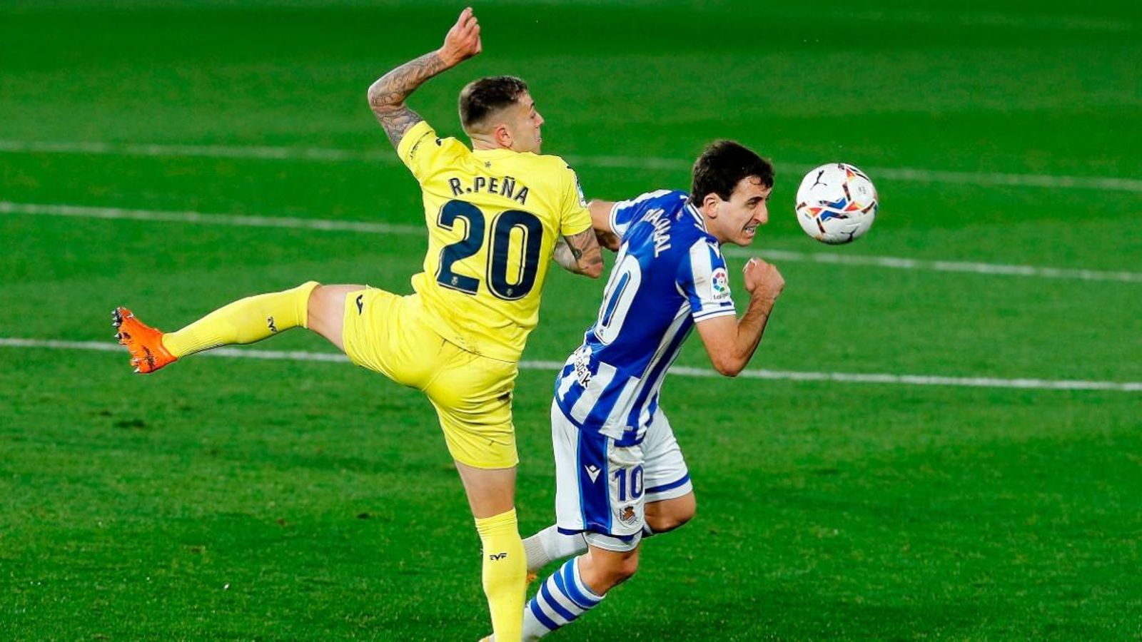 Rubén Peña lluita per una pilota amb Mikel Oyarzabal