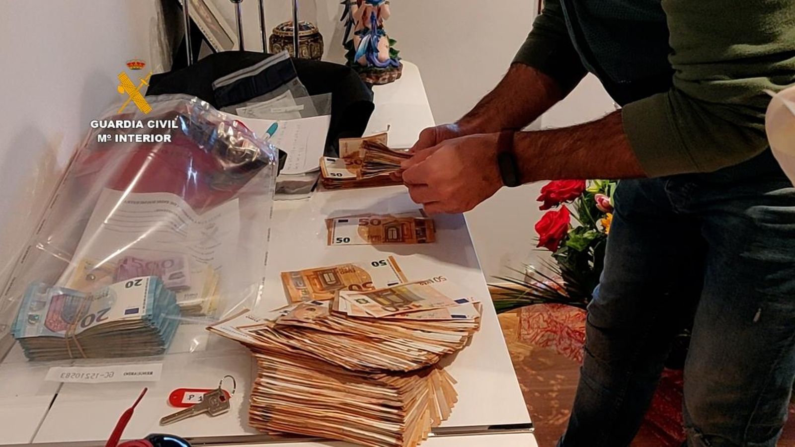 Els agents han realitzat escorcolls en habitatges de diferents municipis alacantins, on han confiscat 60.000 euros