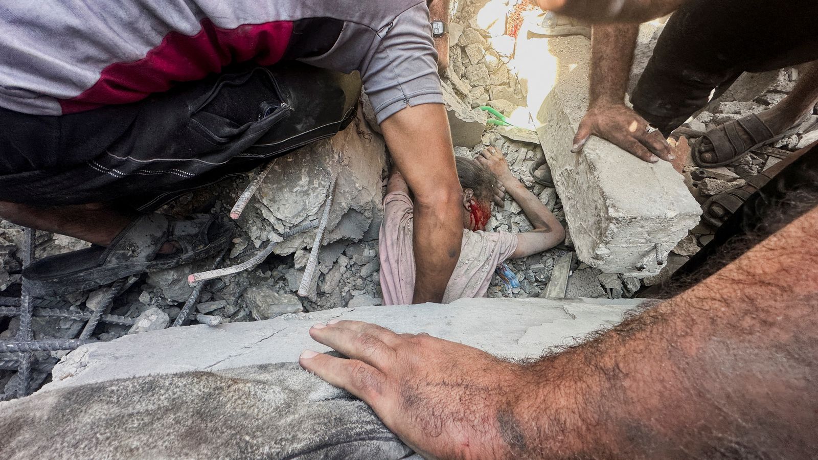 Rescat d'una xiqueta sota els enderrocs d'un bombardeig israelià a Khan Yunis, al sud de la Franja de Gaza