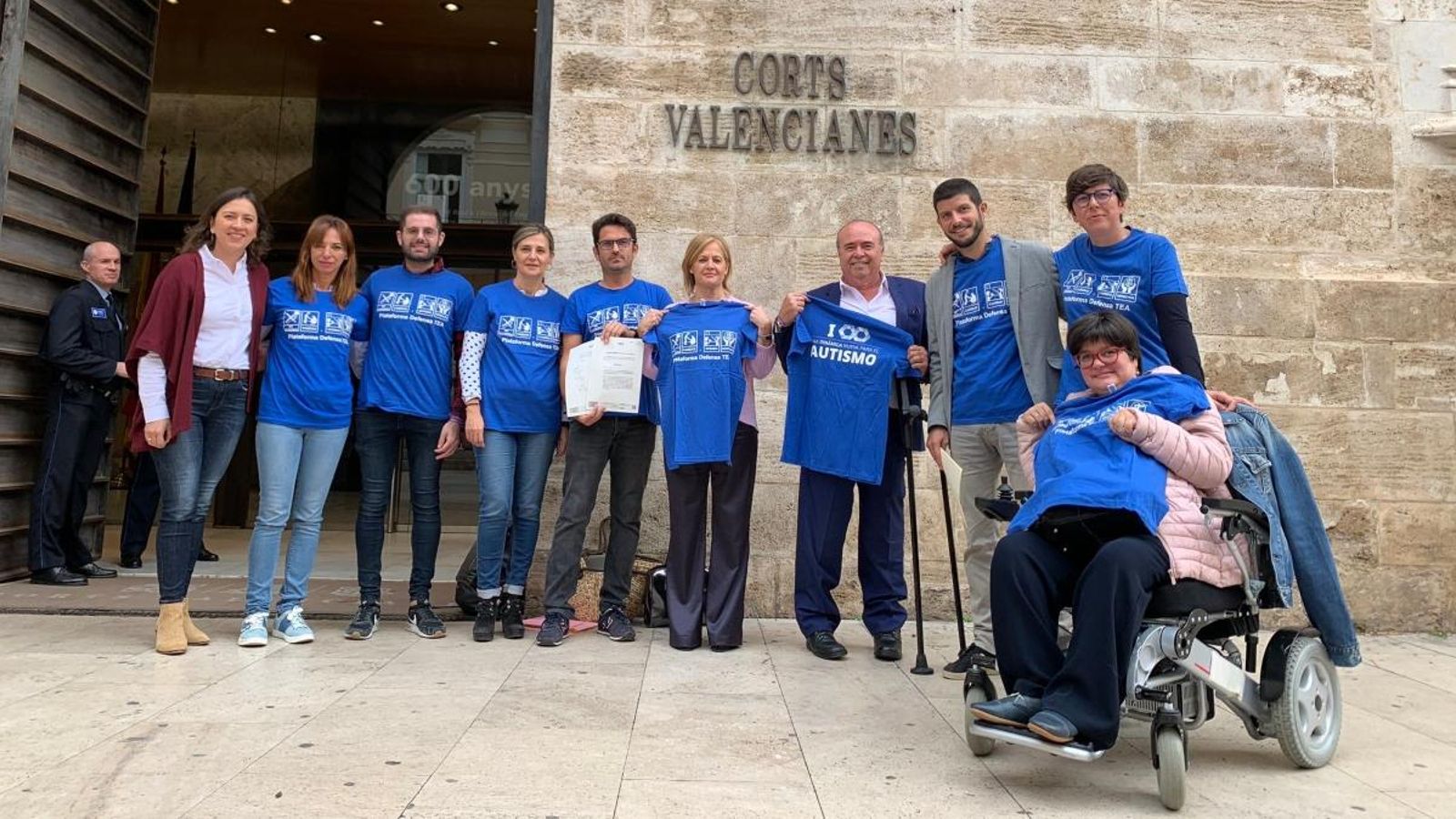 Diputats i diputades posen aquest dilluns davant les Corts amb samarretes en suport de les persones amb trastorn de l’espectre autista