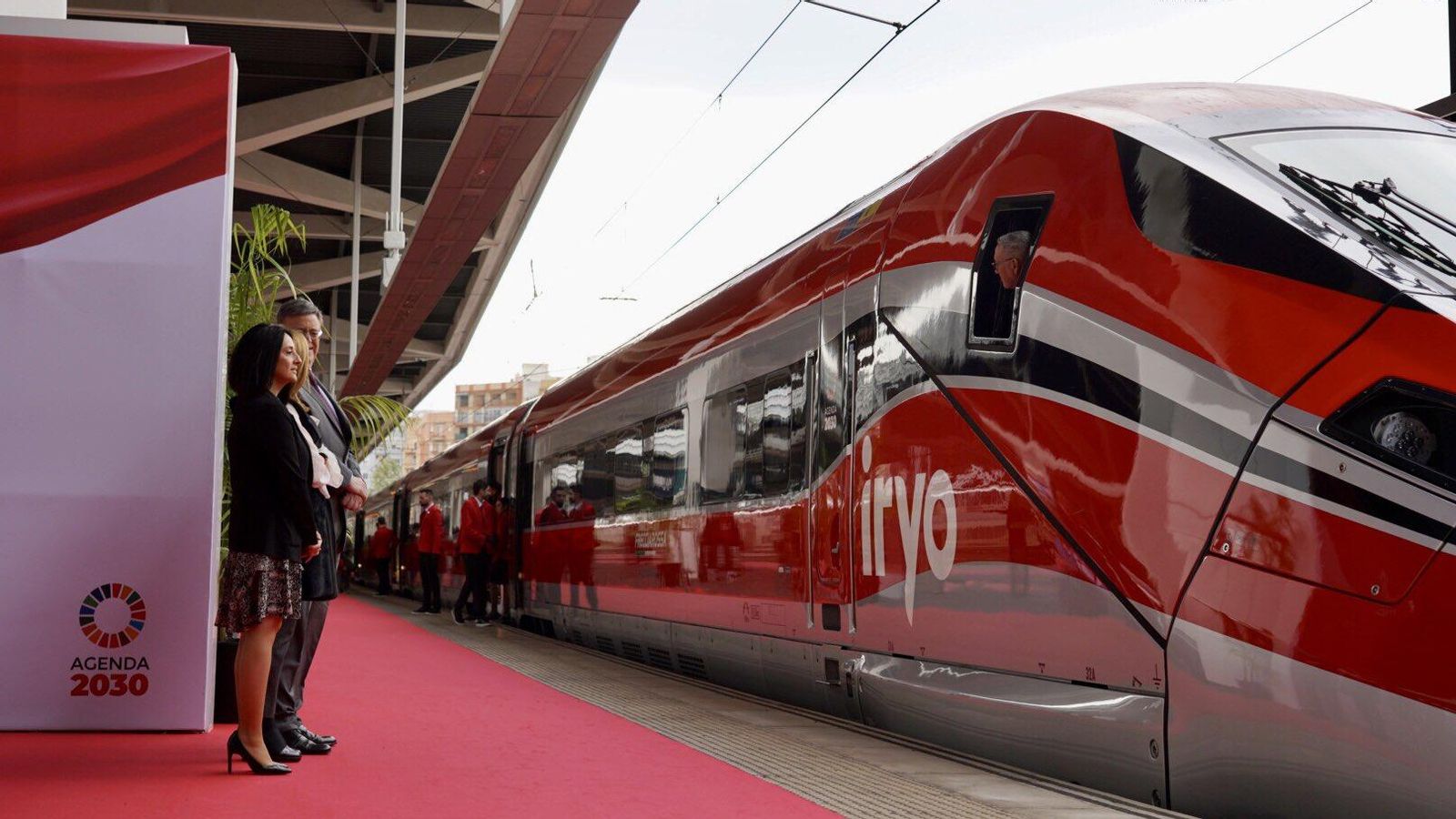 El cap del Consell, juntament amb la delegada del govern a la Comunitat Valenciana i la consellera de Mobilitat, rep el primer convoi d'Iryo que ha arribat a València