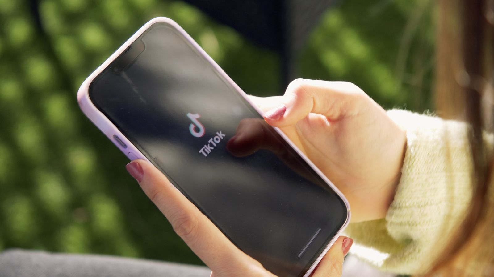 Imatge d'una adolescent accedint a TikTok