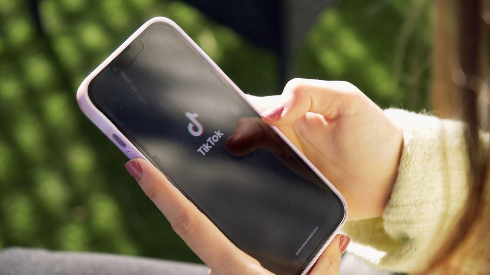 Imatge d'una adolescent accedint a TikTok Imatge d'una adolescent accedint a TikTok